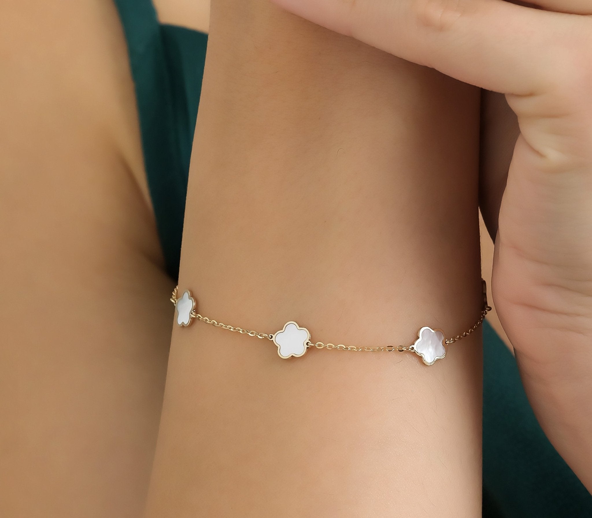 14K Yellow Gold Mother of Pearl Daisy Flower Bracelet