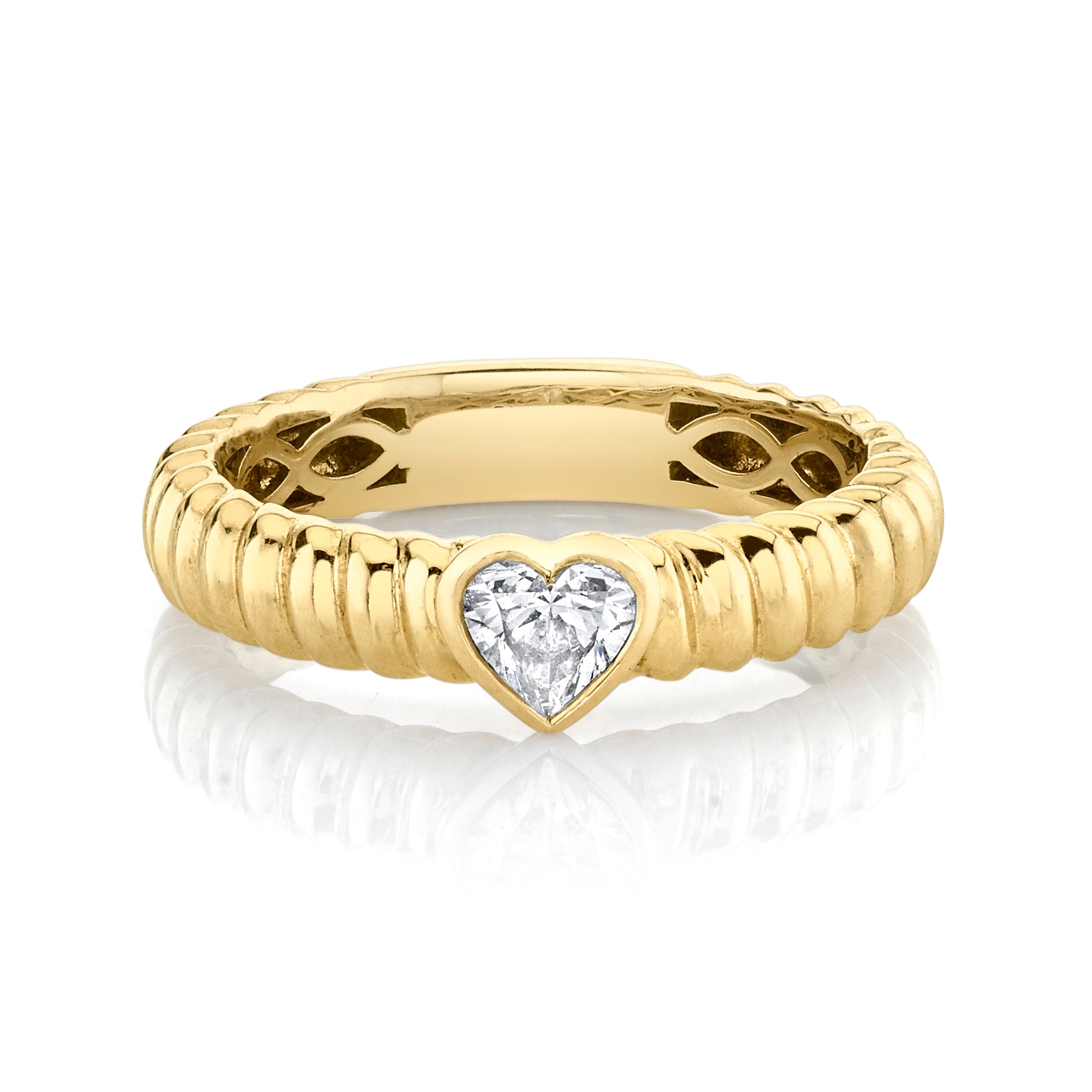 THIN ZOE RING WITH DIAMOND HEART CENTER
